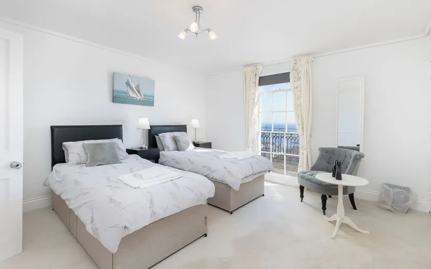 Cliffhanger, Cowes.  Stunning period property with fabulous sea views, sleeps 10 - Image 1