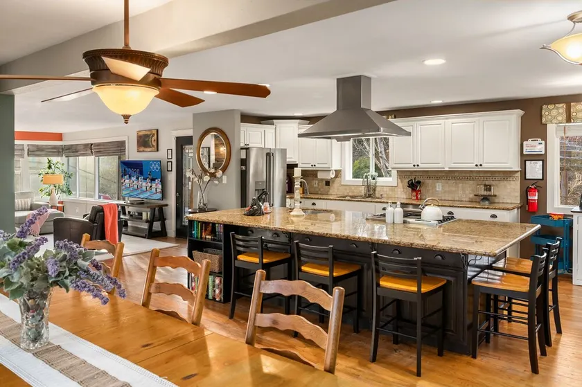Luxury 4 bd/3ba Family Home near Ocean, Airport,  & Seattle XL yard w/sportcourt - Image 1