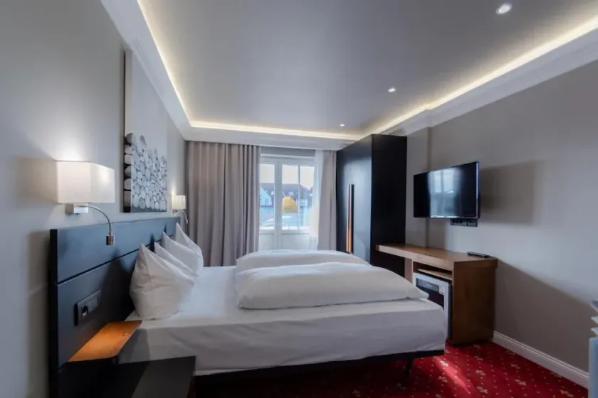 2H Horizon Hotel - Image 1