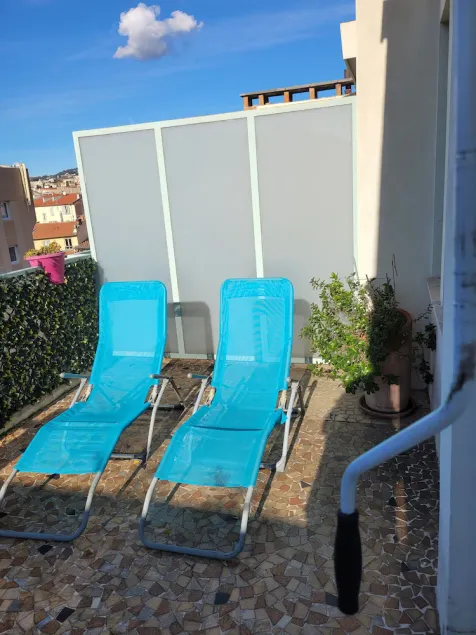 Beau 2 pièces refait neuf dernier étage avec terrasse petit marais niçois - Image 1