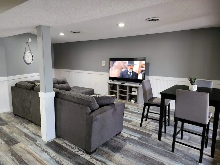 Lake Front 2-bedroom,1 bath ground floor apartment! Dock and Kayaks included! - Image 1