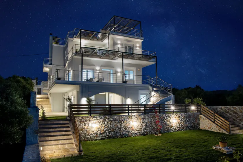 Villa with roof top jakuzzi and a spectacular panoramic view 650m from the beach - Image 1