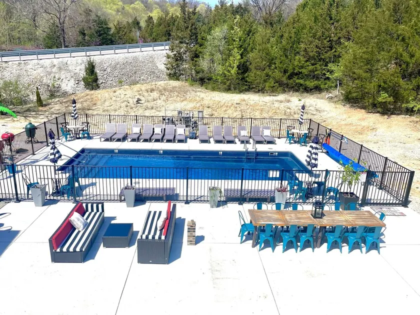 Private hotel West of St. Louis perfect for events and family reunions with onsite activities - Image 1