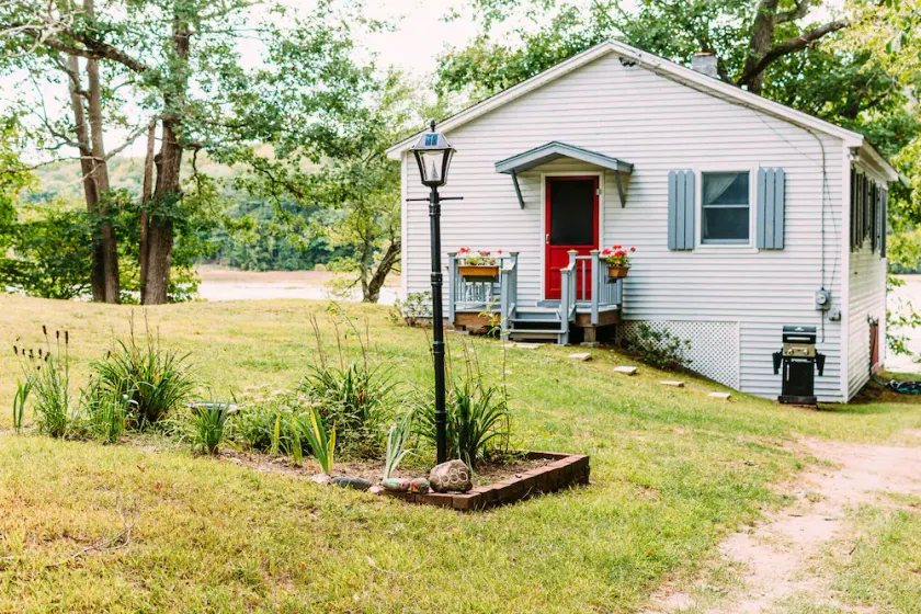 Charming cottage located on peaceful Lake Bomoseen - Image 1