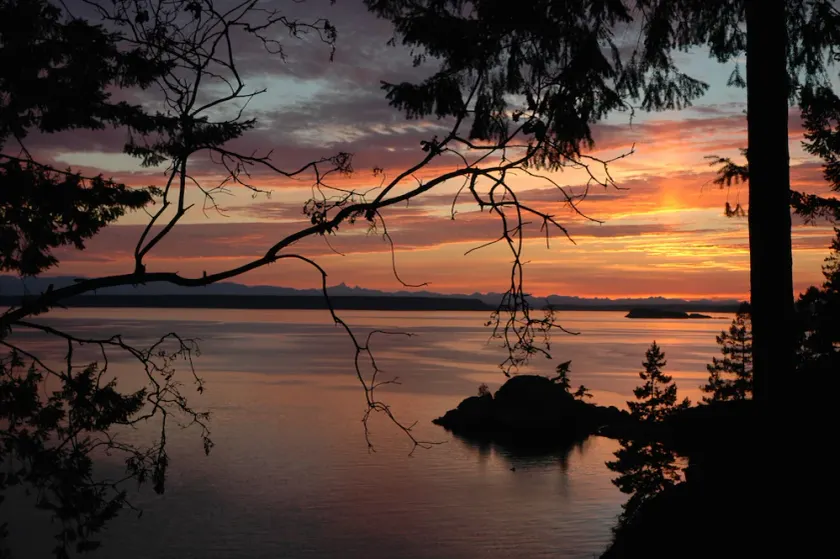 Gema de la Costa del Sol: Cerca de Savary Island con las comodidades del continente - Image 1