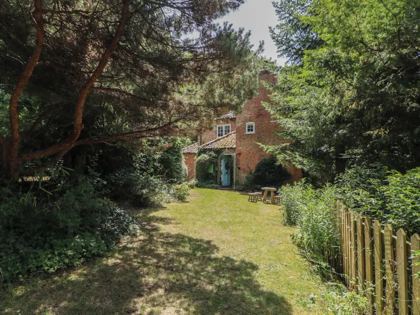 SUNNY COTTAGE, pet friendly, character holiday cottage in Grantham - Image 1