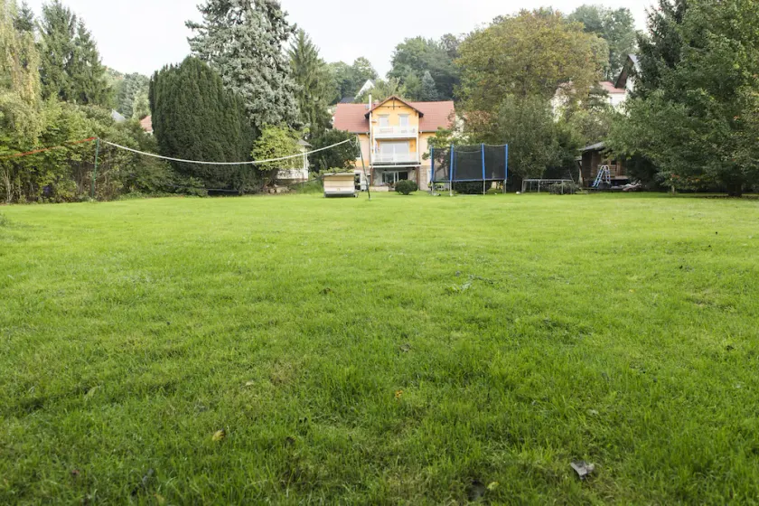 Enorme giardino con casa sull'albero, sauna in tronchi, pallavolo, calcio, trampolino - Image 1