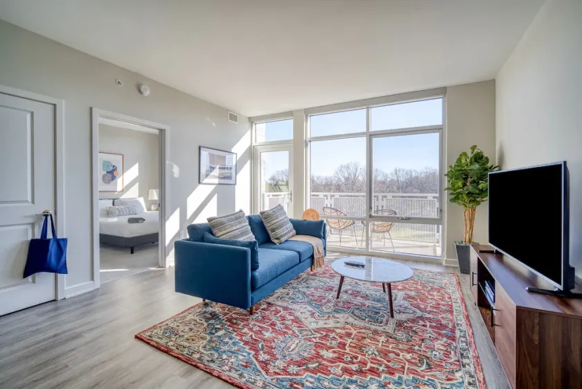 Dreamy Fairfax 1BR w/ Gym, Pool & W/D, nr Theater, by Blueground - Image 1