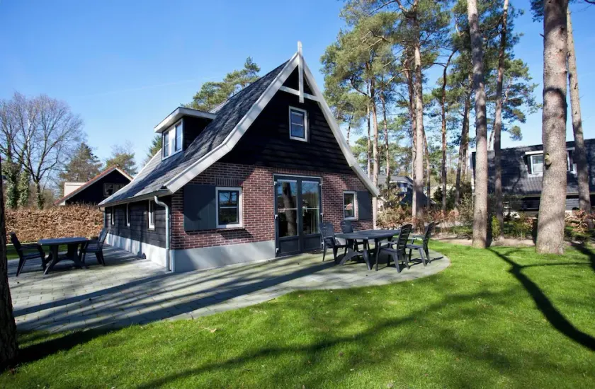 Bungalow with 4 bedrooms and a terrace - Image 1