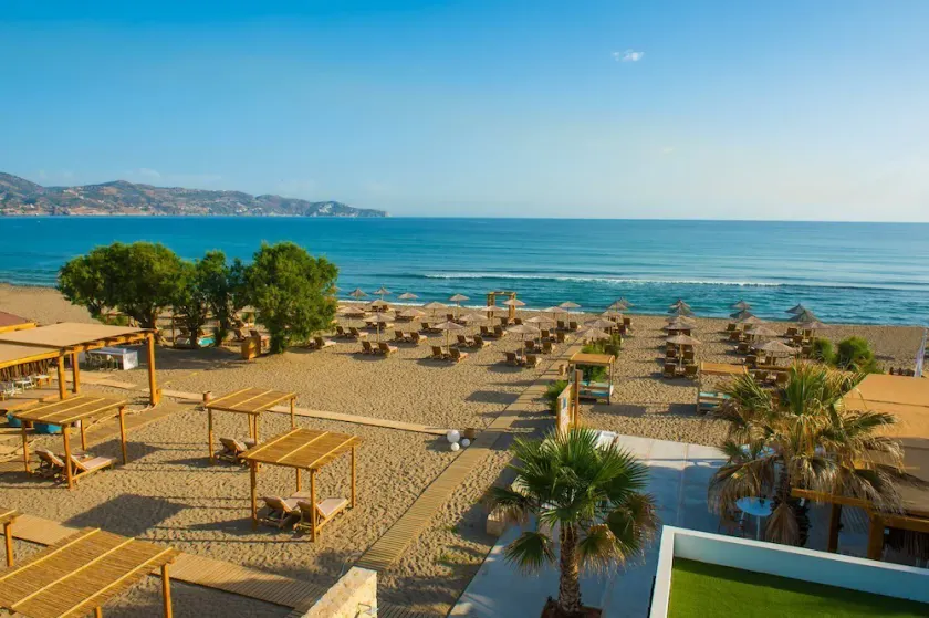 Enorme Armonia Hotel - Image 1