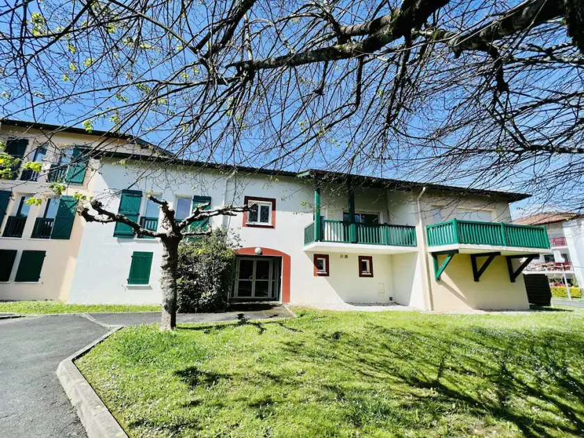 Quiet T2 apartment in Cambo-les-Bains with Wi-Fi and parking - Image 1