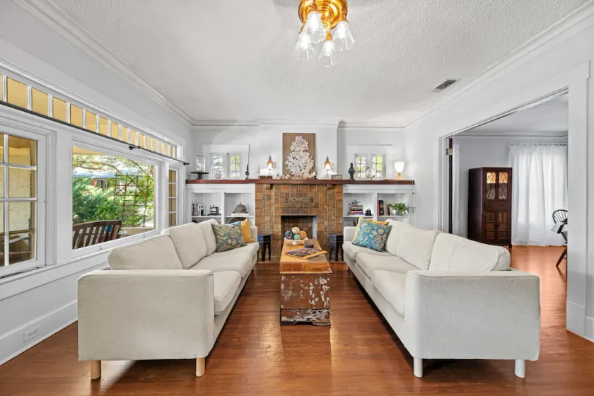 Mistletoe Heights Bungalow - Image 1