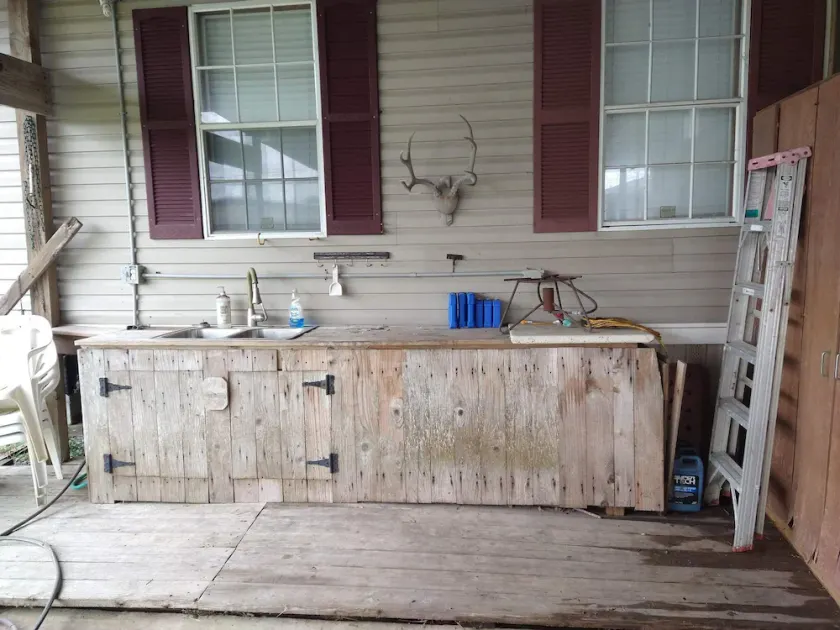 Fishing Camp sleeps 12, fully equipped. Screened in porch. 5 minutes from marina - Image 1