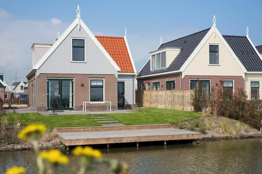 Detached bungalow with 4 bedrooms, 2 bathrooms and a terrace - Image 1