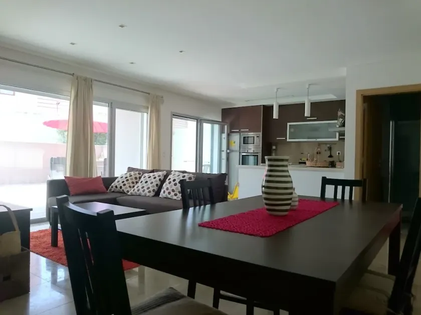 Modern 2-Bedroom Apartment with Terrace - Image 1