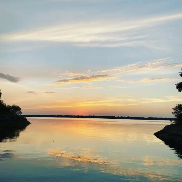 LAKE FRONT HOME! Direct access to the water. - Image 1