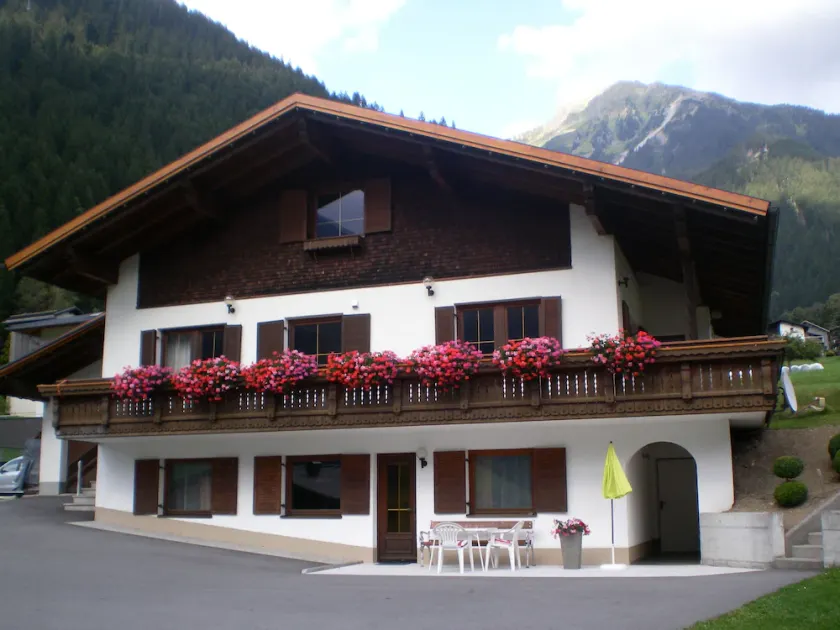 Localização ensolarada e tranquila, com vista para as belas montanhas de Montafon - Image 1
