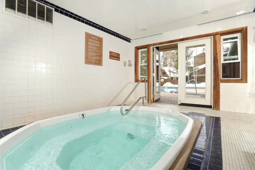 Geräumige Mountain Condo mit Kamin | Pool + Whirlpool Zugang - Image 1