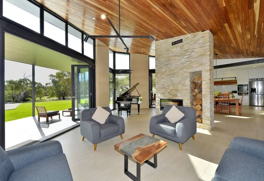 Stunning home on 5 acres with Infinity Pool & Fireplace - Image 1