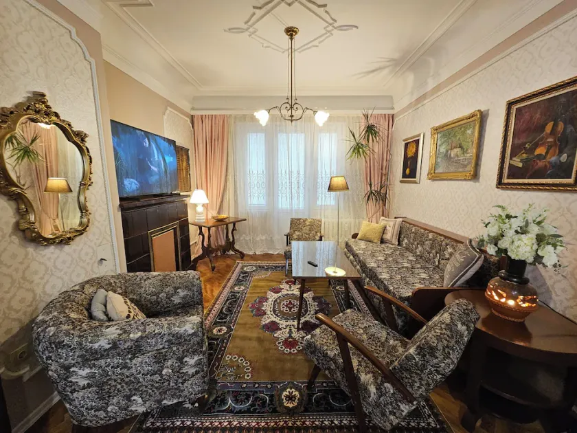 Spacious, stylish and cozy apartment in the very center of Sofia - Image 1