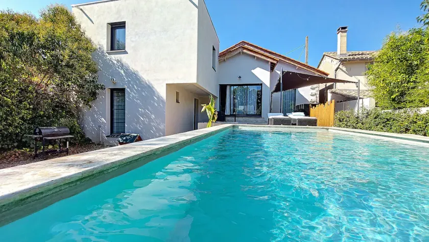 Villa with pool near the historic center - Image 1
