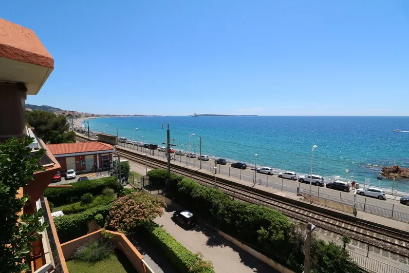 Studio with beautiful sea view and direct beach access - Image 1