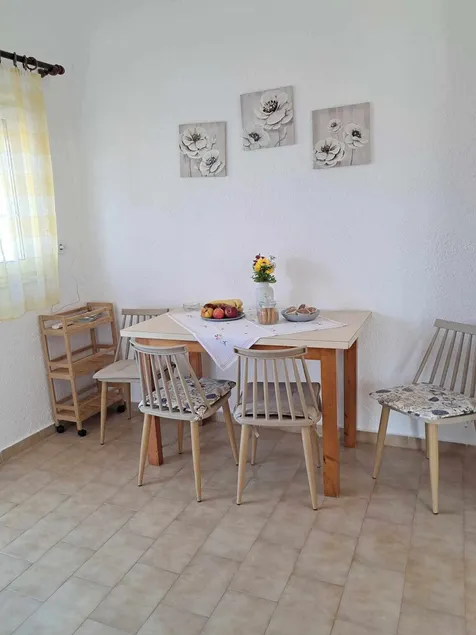 Right on the beach, panoramic sea view, mountain view, family friendly - Image 1