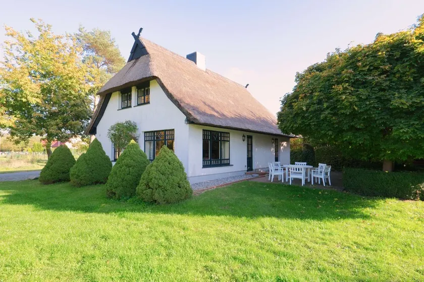 Thatched cottage with large garden and fireplace - Image 1