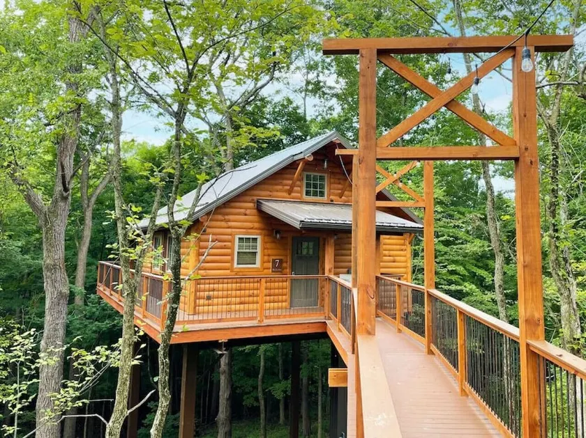 Treehouse #6 by Amish Country Lodging - Image 1