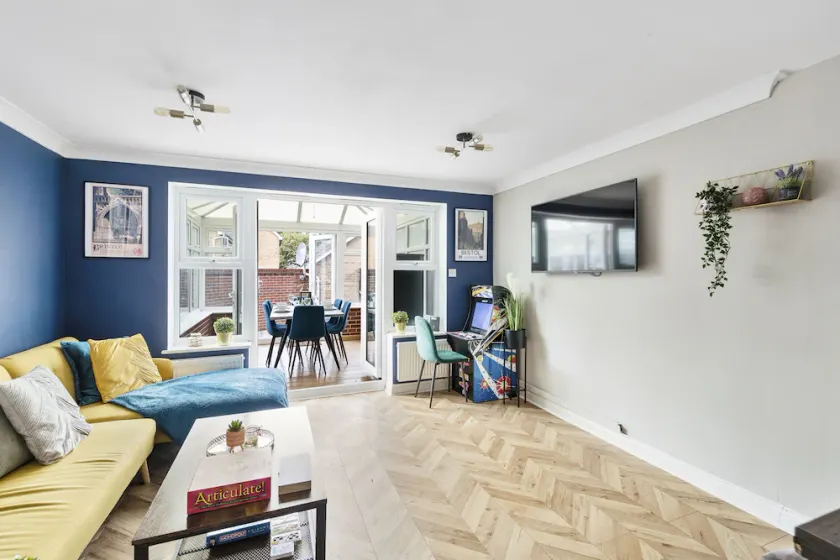 Wow Modern house 5 Bed, 4 Bath. 2 Parking Spaces! - Image 1