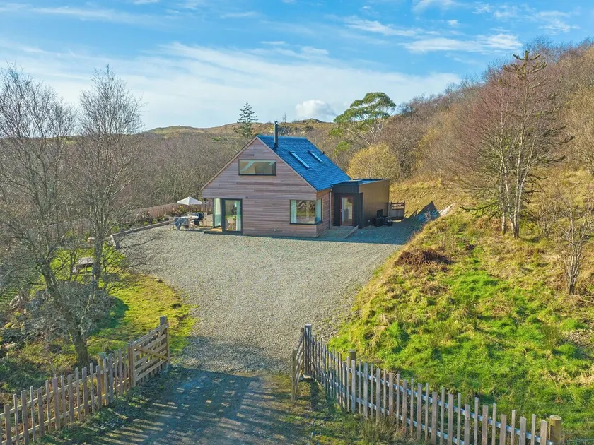 2 bedroom accommodation in Lochgilphead - Image 1