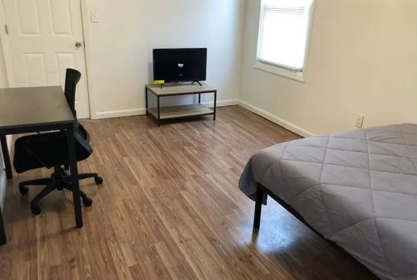Private 3-bedroom apartment, minutes to Newark Airport EWR, NYC train nearby - Image 1
