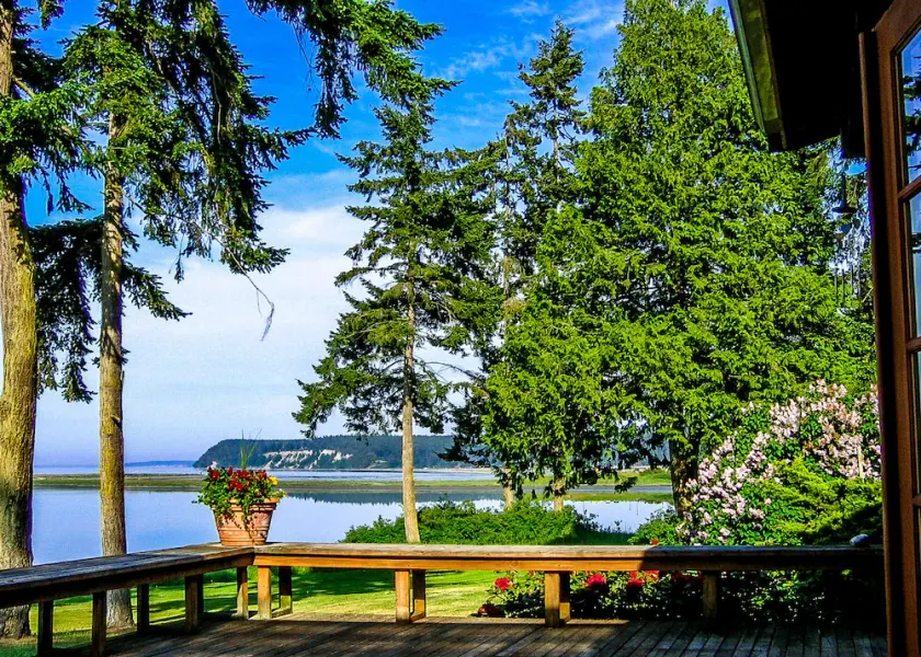 Charming Cottage in Stunning Waterfront Setting - Image 1