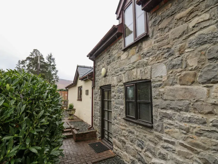 THE SEARLE, pet friendly, character holiday cottage in Rhayader - Image 1