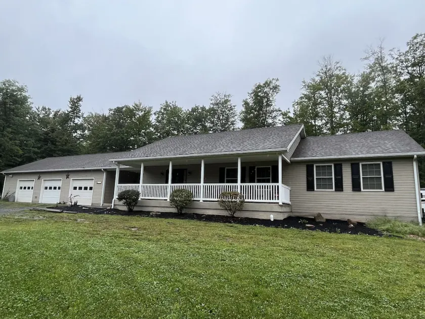 Cozy 2 bedroom suite with private entrance and continental breakfast. - Image 1
