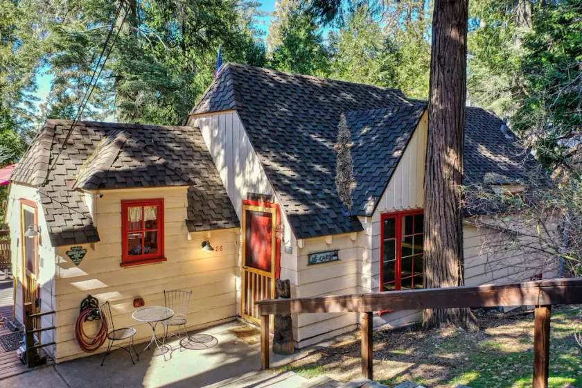 Cozy Shabby Chic, Romantic, close to lake and FIDO friendly cabin. - Image 1