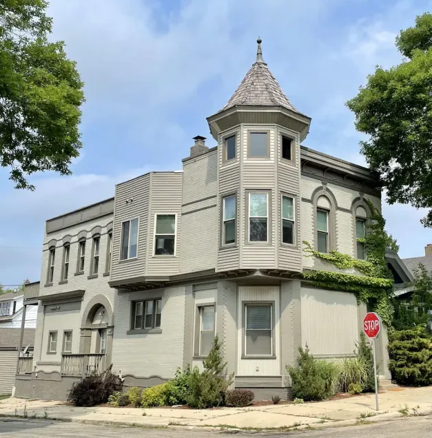 Schlitz Castle: Huge 5BR/4BA Sleeps 12 w/ Double Kitchens & Living Rooms - Image 1