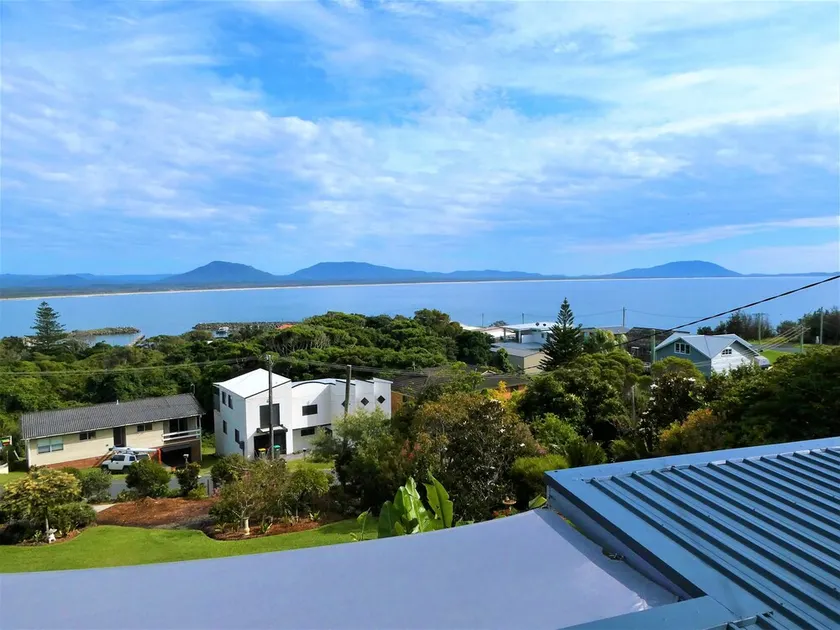 Eagles Nest Cottage where everything is better with an ocean view and breeze - Image 1