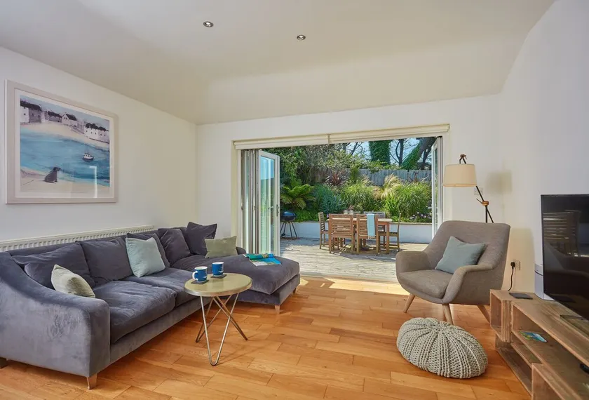 This spacious, detached holiday home is just a short walk from the beach. - Image 1