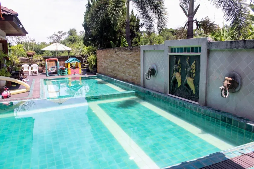 Piscina de lujo en una villa de campo cerca de Bosang & Hot Springs con servicios de aeropuerto - Image 1