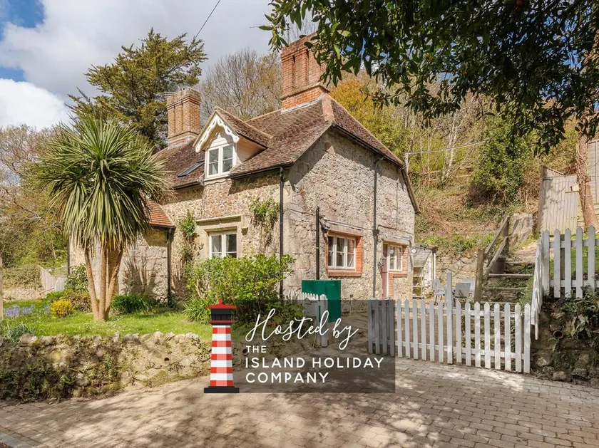 1 Apse Castle Cottage - Chocolate Box Cottage, Dog-Friendly 16th Century Cottage, surrounded by Ancient Woodland in Shanklin - Image 1
