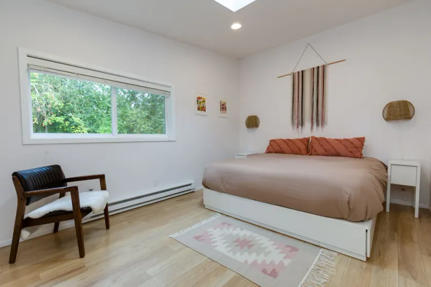 Modern, pet friendly1/3 acre home just 25 minutes to downtown Portland - Image 1