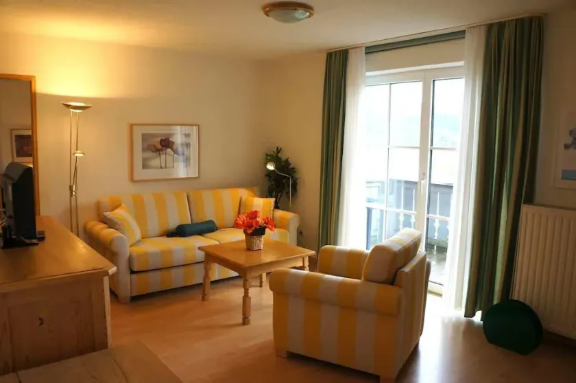 1-Zimmer- Appartement mit Doppelbettschlafcouch - Image 1