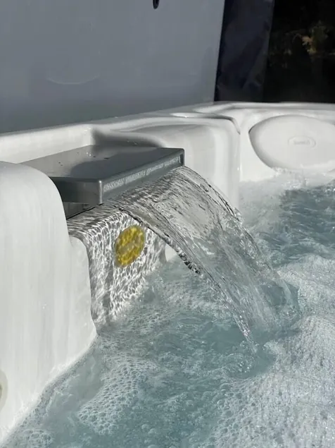Nouveau chalet romantique à la montagne avec jacuzzi et sauna privatif - Image 1