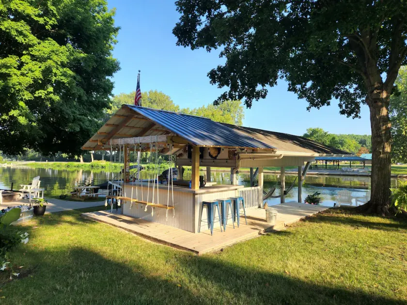 Waterfront Lake House, 20 person Tiki, Outdoor firepit, & Great location! - Image 1