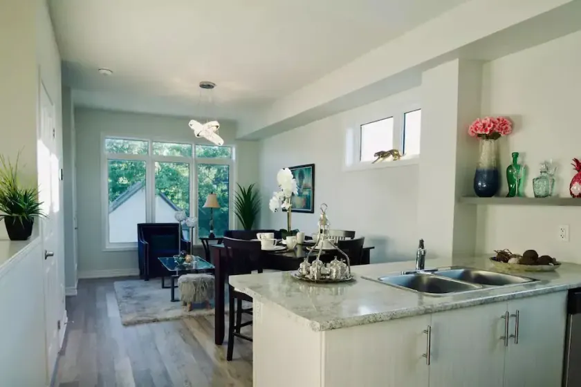 Luxurious 2 Bedroom Townhouse - Image 1