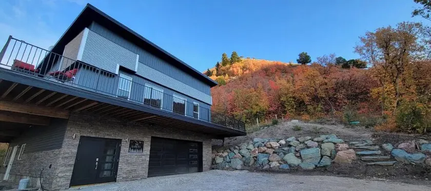 Welcome to The Lookout, a private off-grid cabin - Image 1