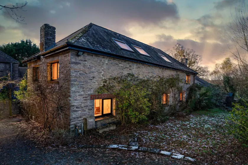 The Old Coach House – Romantic Devon Barn with Gardens Near Totnes & Dartmoor - Image 1