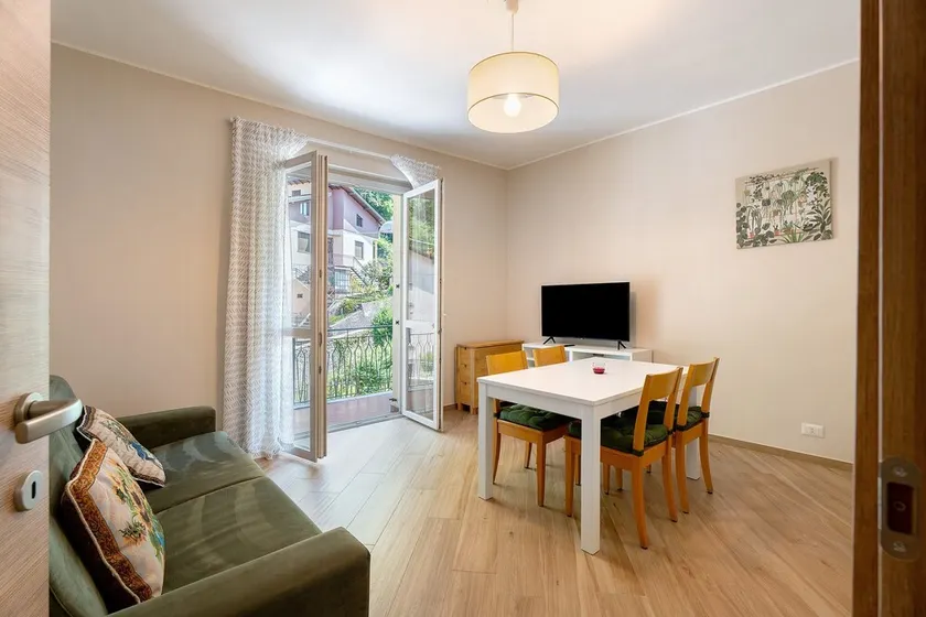 Apartamento 'Casa Làrisa Lago Maggiore' com vista para as montanhas, varanda e Wi-Fi - Image 1