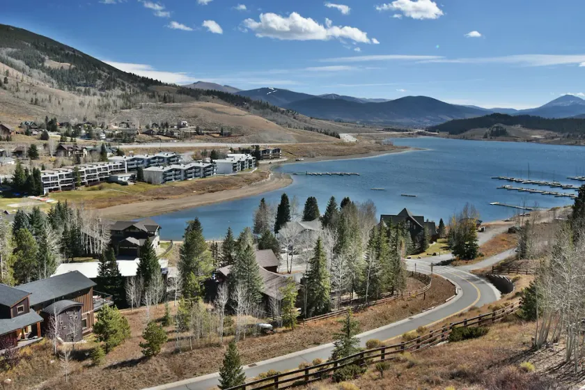 Surplombant le lac Dillon - En ville avec Big Yard, vue sur la montagne, spectacles à pied d'amphithéâtre, port de plaisance - Image 1